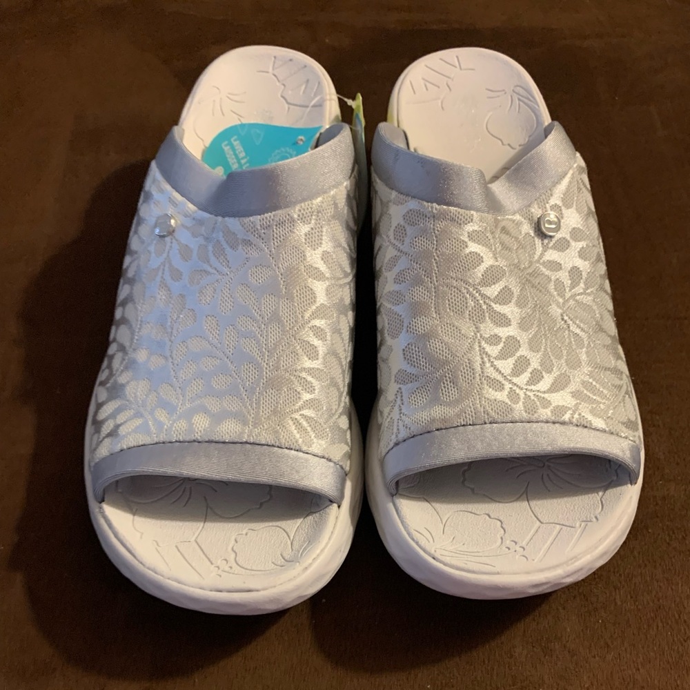 NWB: BZees Sandal with Cloud Technology- 10W Size